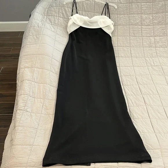 Night Way Collections. Beautiful long black evening dress. Size 8 never worn - Picture 5 of 15